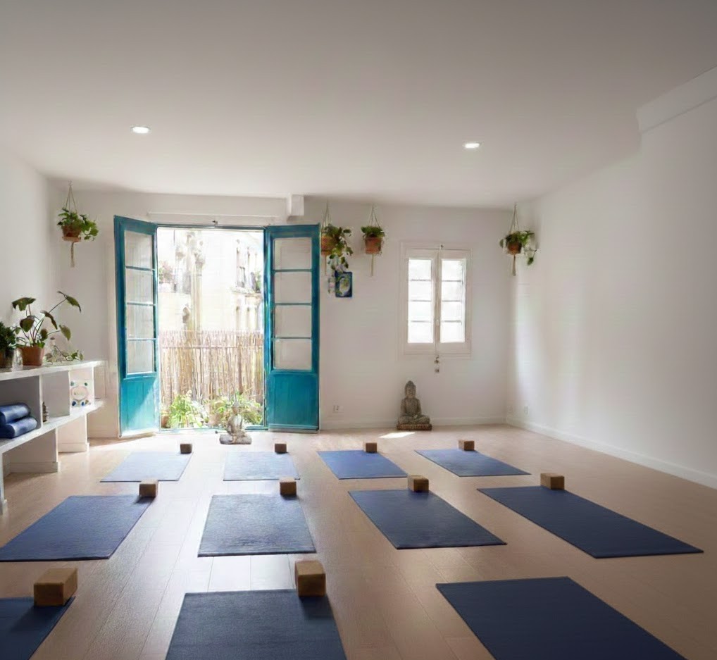 Bright indoor yoga shala available to rent in the Gothic Quarter of Barcelona